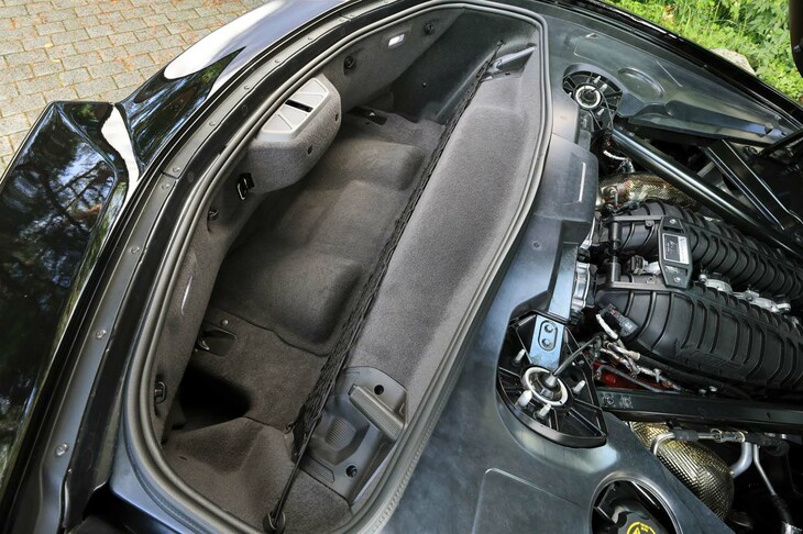 マフラーの変更に伴い、リアのトランクルームには増設されたサイレンサーを避けるための出っ張りが。なお、この形状でも取り外したルーフの収納は可能となっている。