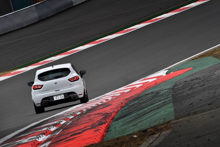 ルノーのモータースポーツへの取り組みは、モータースポーツ活動を行う「ルノー・スポール レーシング」と、市販スポーツモデルの開発を行う「ルノー・スポール カーズ」の2部門が、密接に連携し合いながら行っている。