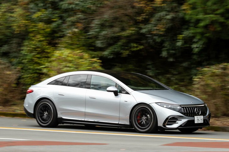 【メルセデスAMG EQS53 4MATIC+のスペック】
	ボディーサイズ:全長×全幅×全高=5225×1925×1520mm/ホイールベース:3210mm/車重:2670kg/駆動方式:4WD/フロントモーター:交流同期電動機/リアモーター:交流同期電動機/フロントモーター最高出力:237PS(174kW)/4858-6937rpm/フロントモーター最大トルク:346N・m(35.3kgf・m)/0-4858rpm/リアモーター最高出力:422PS(310kW)/4918-6886rpm/リアモーター最大トルク:609N・m(62.1kgf・m)/0-4822rpm/システム最高出力:658PS(484kW)/システム最大トルク:950N・m(96.9kgf・m)/タイヤ:(前)275/40R21 107W XL/(後)275/40R21 107W XL(ミシュラン・パイロットスポーツEV)/一充電走行距離:601km(WLTCモード)/交流電力量消費率:221kWh/km(WLTCモード)/価格:2372万円
	
	【取材時の電費データ】
	テスト距離:289.3km(市街地1:高速道路7:山岳路2)/消費電力量:--kWh/参考電力消費率:4.1km/kWh(車載電費計計測値)