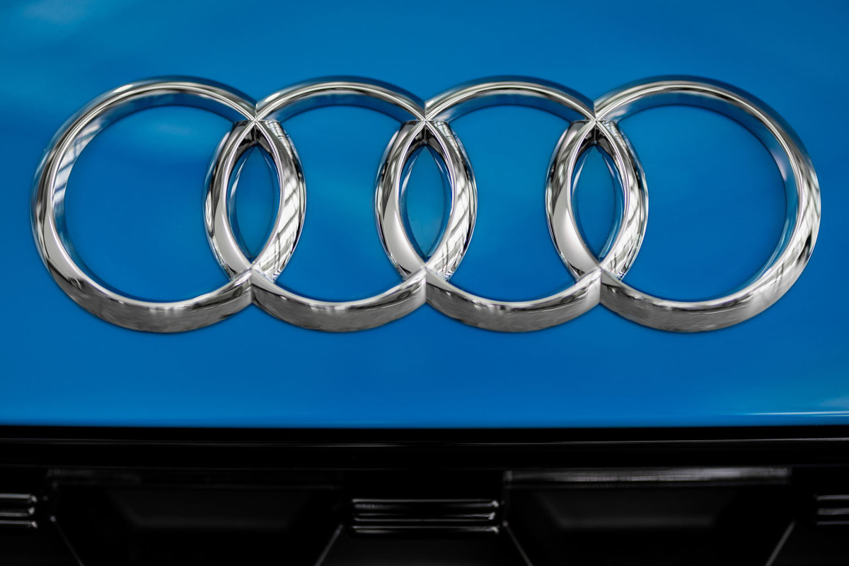 2023年アウディa4vant   新車外し　アルミデコラティブパネルフルセット 2023年アウディa4vant 新車外し アルミデコラティブパネルフルセット