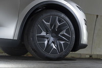タイヤの大きさは前:255/45R19、後ろ:275/45R19の前後異サイズ。ホイールには空気抵抗を低減するガーニッシュが装備される。