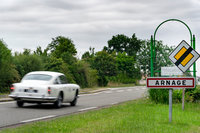 「アルナージュ」と書かれた看板を行き過ぎる「DB4」。ゴールまではあとわずかだ。