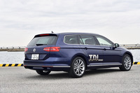 「パサートヴァリアントTDIハイライン」には、ダーク調のリアコンビランプやシルバールーフレールが与えられる。サイドに見えるTDIのステッカーは、広報車両のドレスアップとして添えられたもの。