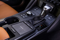 シフトレバー後方にタッチパッド式の「リモートタッチ」と呼ばれるインフォテインメントシステムのコントローラーを配置。