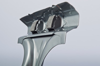 ボディーの接合部に用いられた樹脂。ボディーを伝う振動を熱エネルギーに変換して放出することで、静粛性を高める効果をもたらすという。