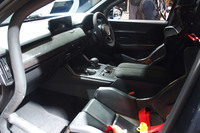 「MAZDA SPIRIT RACING CX-60 Rally concept」のコックピット。「CX-60」の面影が残るキャビンにはロールケージが張り巡らされ、リアシートが取り除かれている。フロントの左右に6点式シートベルトが備わるレカロ製のバケットシートを採用している。