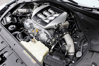 エンジンの出力は、ベースエンジンの状態により異なるため公表されないが、NISMOによれば2017年式の「GT-R NISMO」相当とのこと。2800-5200rpmのフラットトルクがもたらす乗りやすさや、5600rpm以上の回転の伸びが持ち味とされている。