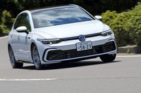 1.5リッターモデルはリアに4リンク式サスペンションを採用。さらに「eTSI Rライン」は専用セッティングのスポーツサスを装備する。