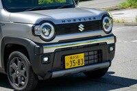 専用デザインのフロントグリルやメッキバンパーガーニッシュが目を引くフロントマスク。フロントに合わせて、リアのバンパーガーニッシュもメッキとなる。