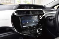 メッキフレームを追加することで先進感が演出されるセンタークラスター。9インチのモニターを持つナビゲーションシステムは、販売店オプション。