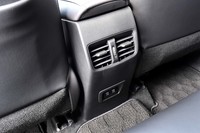 エントリーグレード「G」を除き、センターコンソール後端には後席用のエアコン吹き出し口と充電用USB端子が備わる。