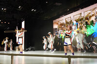 「MOS」と初音ミクによるパフォーマンスの様子。