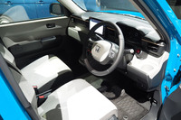 ドアパネルの一部やステアリングパッドにもインストゥルメントパネルと同系色のカラーを用いて、室内全体の一体感と水平基調の印象を高めている。