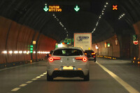 点灯時のテールランプは、ひと目で「ジュリエッタ」とわかる個性的なデザインだった。2025年5月、アウトストラーダA 1号線で撮影。