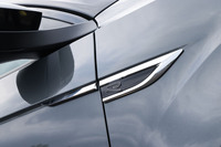 フロントフェンダーに「R」のエンブレムが備わる。試乗車の外板色は「インジウムグレーメタリック」とブラックルーフのツートンで、これを含め「TロックTDI 4MOTION Rライン ブラックスタイル」には5種類の外板色が設定されている。