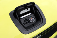 「ホンダe」の充電口は普通充電、急速充電ともにフロントに装備。「常日ごろ触れるところだから、質感の高いものにしたかった」という開発者のこだわりから、リッドは手触りのよいガラス製となっている。