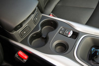 ドリンクホルダーや小物入れなどが備わるセンターコンソール。電動パーキングブレーキやシートヒーターのコントローラーもここに配置されている。