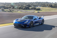 「GT2ストラダーレ」をマセラティは「日常の旅にも適している」と紹介する。たしかに公道走行可能なマシンだが、公道での乗り心地とハンドリングのスリルには覚悟が必要だ。フロントのリフトアップシステム(+35mm)はオプションで選択可能。