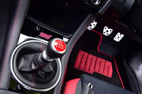 トランスミッションは6段MT。前後の駆動力配分はセンターデフ(プラネタリーギア)で41:59に設定されている。