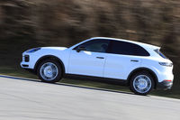 新型「カイエン」の0-100km/h加速タイムは6.2秒。「スポーツクロノパッケージ」装着車の場合は5.9秒と公表される。