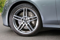 標準装備の19インチAMG 5ツインスポークアルミホイール。タイヤサイズは前:245/40R19、後ろ:275/35R19で、ミシュランのコンフォートタイヤ(ランフラット)が装着されていた。