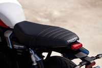 スリムな新形状のリアフレームに、薄型のシート、コンパクトなLEDテールランプにより、軽快な意匠となったリアまわり。シート高は780mmで、アクセサリーのローシートを選ぶと760mmに下げられる。