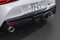 2本出しのマフラーは4気筒の「SZ」「SZ-R」が直径90mmなのに対し、「RZ」では100mmを装備する。