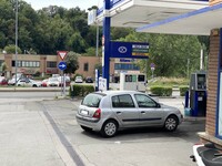 スーパーの真隣にある格安系ガソリンスタンドに滑り込む。もちろんセルフのコーナーだ。