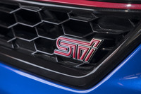 フロントグリルに備わる「STI」のバッジ。「EJ20ファイナルエディション」に加え、現行型「WRX STI」自体も2019年12月23日に受注を終了。5年4カ月にわたるモデルライフに幕を下ろした。