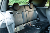 後席の足元は狭いが、ソフトトップを開けてしまえば頭上は青天井。……それでも大人が長時間座るのは難しい。