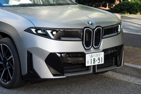 フロントマスク中央の縦長のキドニーグリル(グリルではないが……)がかつての「BMW 1500」を想起させる。ヘッドランプまでつながる白いラインなどはシステムオンで点灯するため、駐車時はブラックアウトしている。