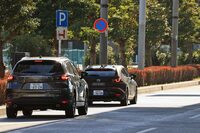 まずはシンプルなシチュエーションから「CO-PILOT 2.0」の動作を確認。左車線走行時にシステムが作動すると、車両は周囲の安全を確認しつつ、そのまま路肩に寄って停車する。