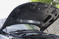 カーボン製エンジンカバーを覆うボンネットもまたカーボン製。裏面まで手を抜かない精緻な仕上げが美しい。