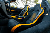 高いホールド性を備えたレーシングシートは、カーボンファイバーシェルを用いることで軽量化も追求。「アルカンターラ」の表皮にはレーザーによるパンチング加工が施されており、下地のオレンジがグラデーション状に浮き出ている。