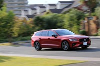 ボルボの2021年モデルでは、全車に180km/hの最高速度制限と、最高速をより低く設定できる「ケアキー」が導入されている。