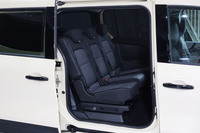 2列目には3座の独立シートが並ぶ。