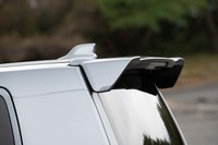 「カスタム」専用となる大型のテールゲートスポイラー。リアウィンドウを前に傾斜させることで軽規格内におさめている。