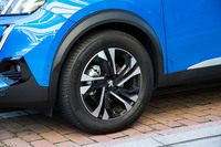 タイヤサイズは215/60R17。ミシュランのコンフォートタイヤ「プライマシー4」が装着されていた。