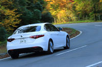 「ジュリア」の4WDシステムは、トランスファーケースとアクチュエーター付きのフロントディファレンシャルからなり、前後軸間に加えてフロント左右輪の間でもトルク配分を可変制御できる。