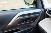 新型「スペーシア」の開発では、少しでも空いたスペースがあると「収納を設けられないか?」と企画担当から要望があったという。写真はドアパネル上部の小さなオープントレー。