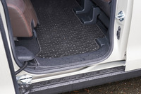 スライドドアの開口幅は650mmにまで拡大している。