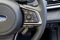 ステアリングホイールに備わる運転支援システムの操作スイッチ。新型「レガシィ アウトバック」には、渋滞時のハンズオス(手放し)走行を可能にする、最新の「アイサイトX」が装備される。