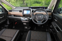 今回試乗した「フリード+ ハイブリッド クロスター」の運転席まわり。このクラスにしては質感は高いが、シフトセレクターが旧来のレバー式だったり(最新のホンダ製電動モデルはボタン式)、パーキングブレーキが足踏み式だったりと、ちょっと時代を感じるところも……。