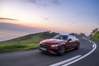 後輪操舵の最大舵角は2.5度。「EQS」などのように大きくは切れないが、適度にスポーティーなセッティングだ。