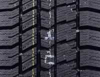 トレッド面のアップ。雪柱せん断力を高めるべく溝の交差点を多く配置した「マルチインターセクション」が設けられている。