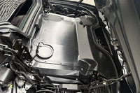 最高出力646PS、最大トルク623N・mを発生する「コルベットZ06」の5.5リッターV8 DOHCエンジン。電動式リトラクタブルハードトップを収納するために、エンジン本体はすべてカバーで覆われている。