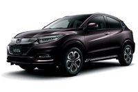 「ホンダ・ヴェゼル」は、コンパクトハッチバック「フィット」と同じ「グローバルスモールプラットフォーム」を採用する。スペックの似たグレード同士を比較すると、ヴェゼルのほうが60~70万円ほど高い値付けとなっている。