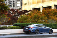 外観では、専用のリアスポイラーや、「Mパフォーマンスモデル」専用の「セリウム・グレー」で塗装されたグリルやエアインテーク、エアブリーザー、ミラーキャップなどが、他のグレードとの違いだ。