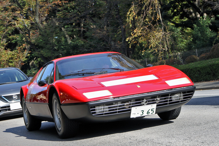 1975年「フェラーリ365GT4BB」。1970年代後半のスーパーカーブームの渦中で「ランボルギーニ・カウンタック」と人気を二分したモデル。80年代の日本のスポーティーカーの間でも流行した赤黒2トーンの塗り分けの元祖的存在でもある。