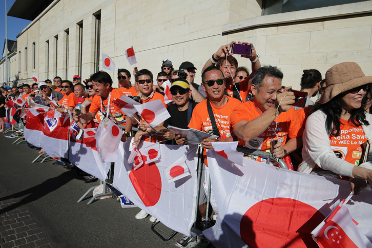 ルマン24時間の決勝レースを前に、現地でトヨタチームに声援を送る日本人の応援団。